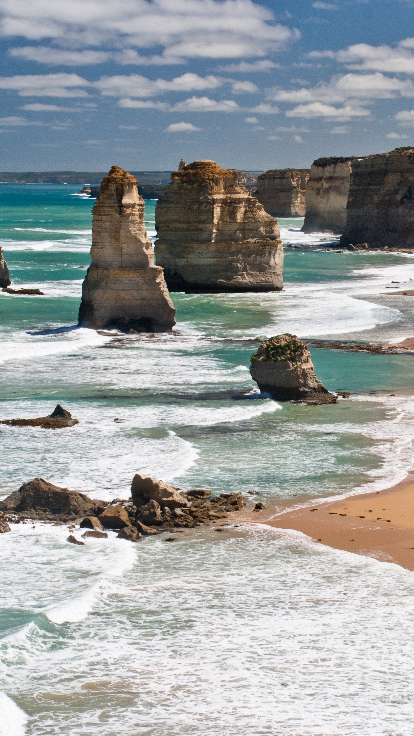 Brauner Felsiger Berg Neben Gewässer Tagsüber During. Wallpaper in 1440x2560 Resolution