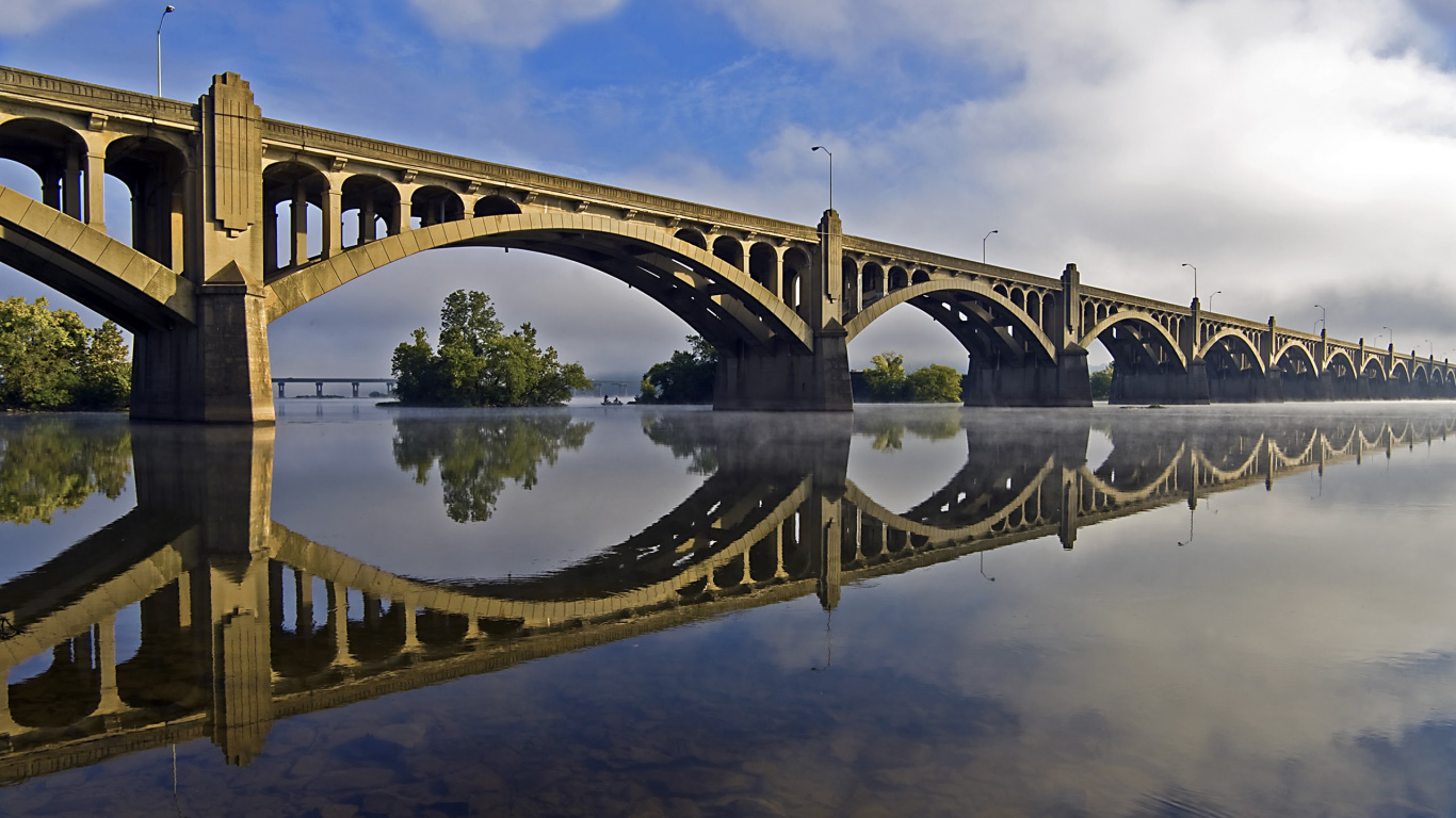 Braune Betonbrücke Über Den Fluss Unter Blauem Himmel Tagsüber. Wallpaper in 1366x768 Resolution