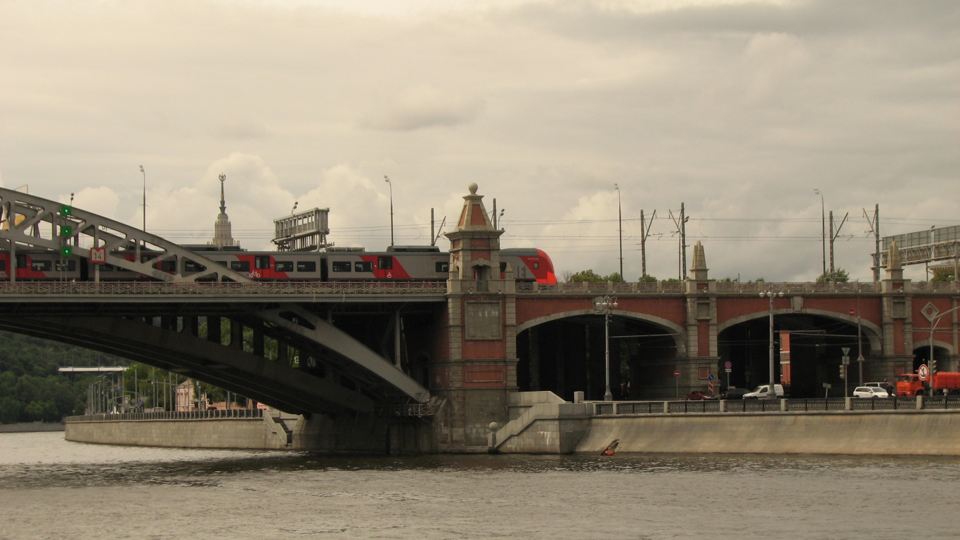 Graue Betonbrücke Unter Weißem Himmel Tagsüber. Wallpaper in 1366x768 Resolution