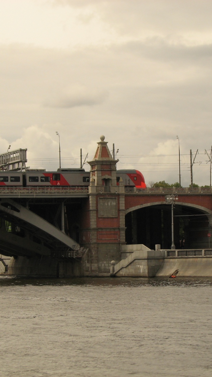 Pont en Béton Gris Sous Ciel Blanc Pendant la Journée. Wallpaper in 720x1280 Resolution
