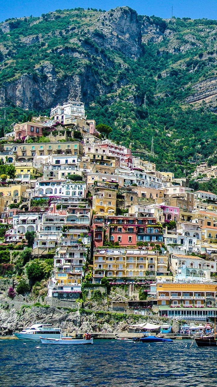 Maisons Sur la Montagne à Côté D'un Plan D'eau Pendant la Journée. Wallpaper in 720x1280 Resolution