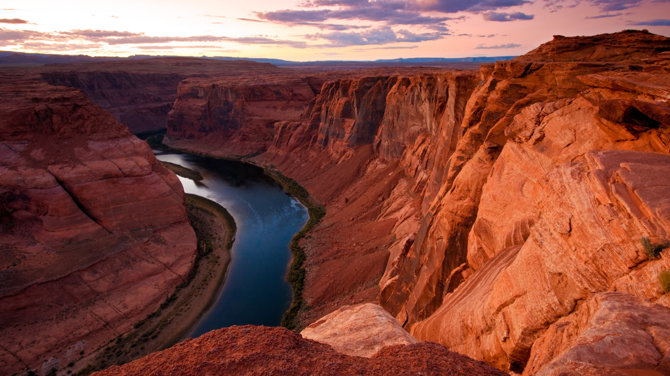 Brown Rock Formation Near Blue Lake Under Blue Sky During Daytime. Wallpaper in 1366x768 Resolution