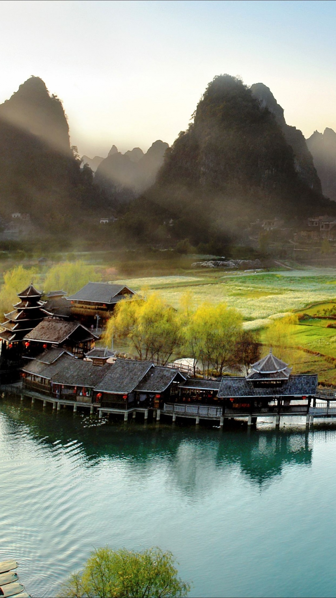 Bateau en Bois Brun Sur L'eau Près du Champ D'herbe Verte Pendant la Journée. Wallpaper in 1080x1920 Resolution