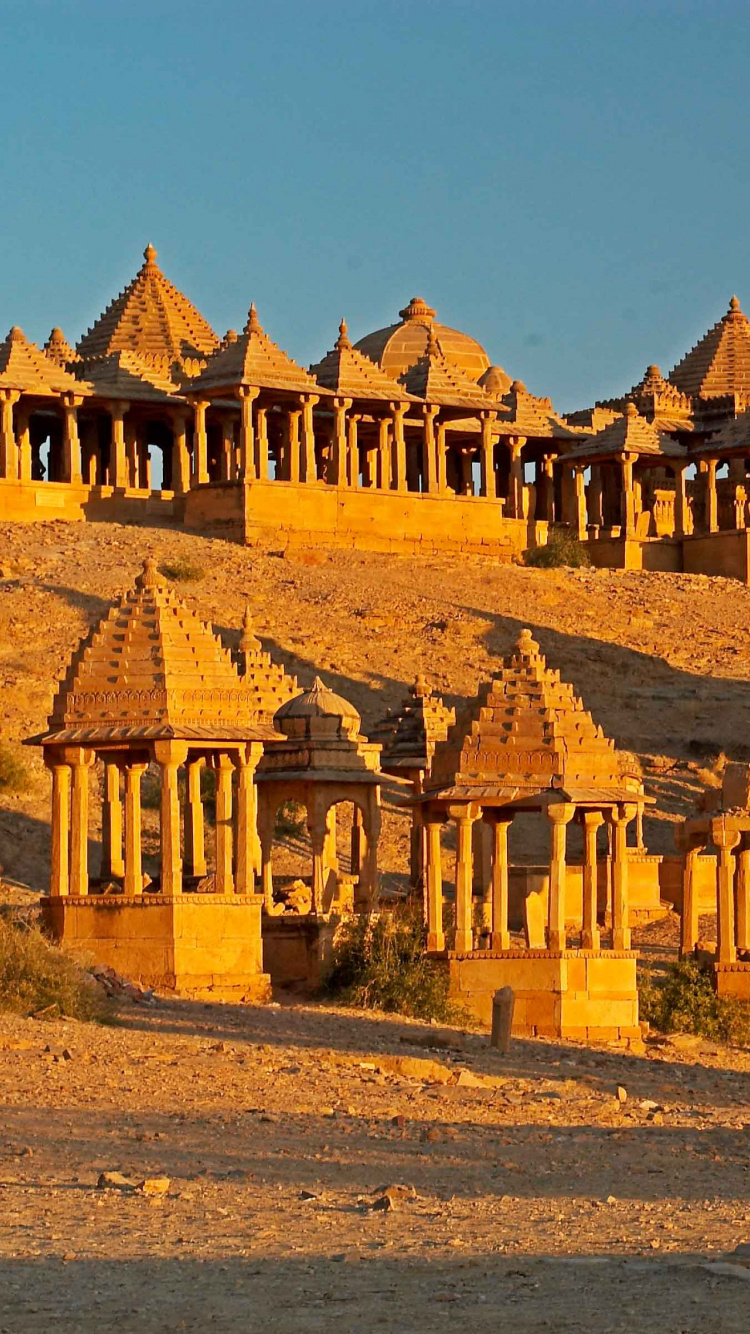 Edificio de Hormigón Marrón Durante el Día.. Wallpaper in 750x1334 Resolution