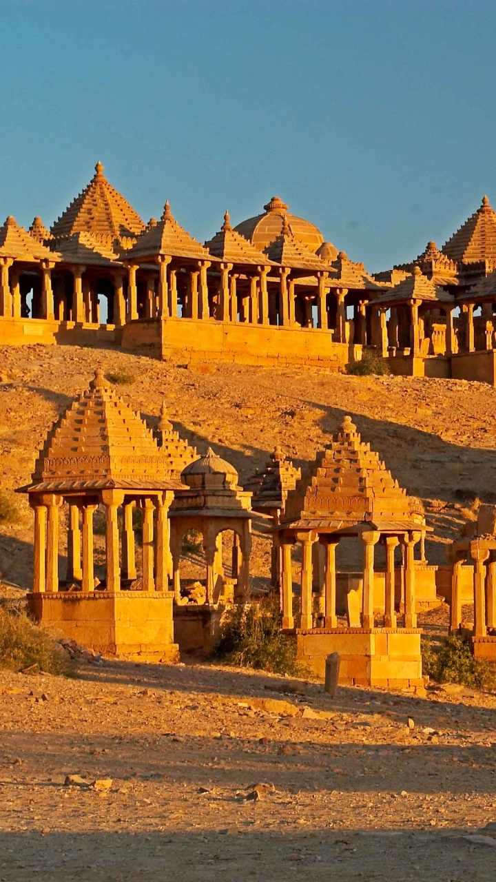 Brown Concrete Building During Daytime. Wallpaper in 720x1280 Resolution