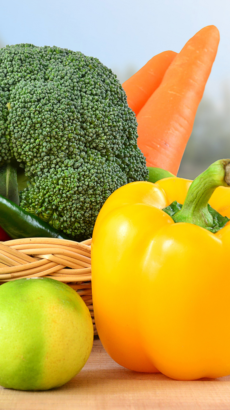 Green and Orange Bell Peppers and Green Bell Pepper. Wallpaper in 750x1334 Resolution
