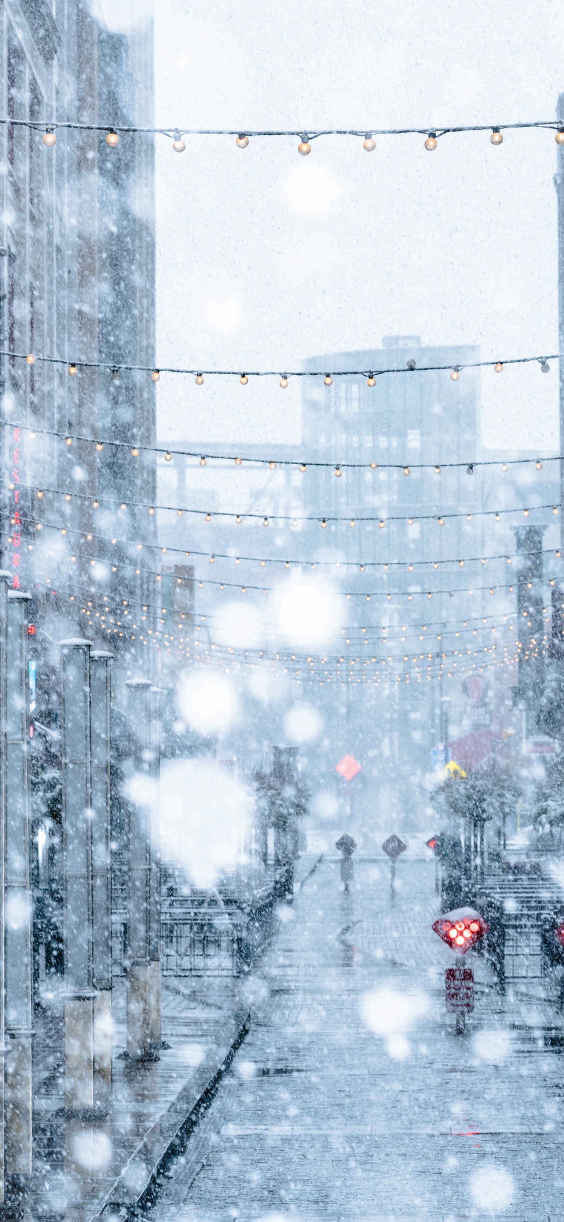 Árbol de Navidad Rojo y Verde Con Nieve. Wallpaper in 1125x2436 Resolution