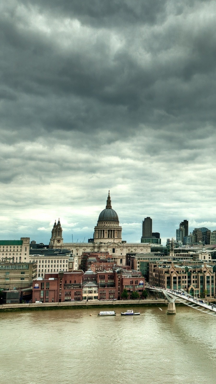 Bâtiment en Béton Marron et Blanc Près D'un Plan D'eau Pendant la Journée. Wallpaper in 750x1334 Resolution
