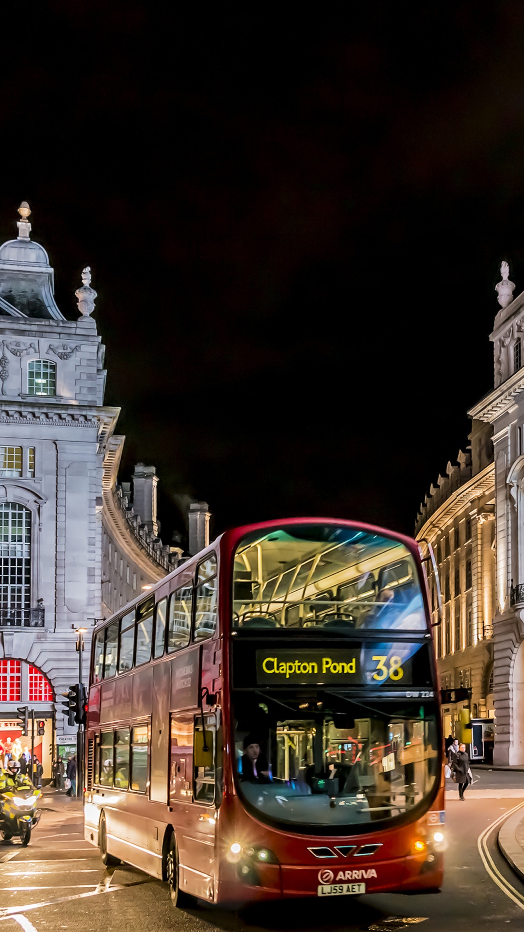 Roter Und Schwarzer Bus Auf Der Straße in Der Nähe Des Braunen Betongebäudes Während Der Nacht. Wallpaper in 1080x1920 Resolution