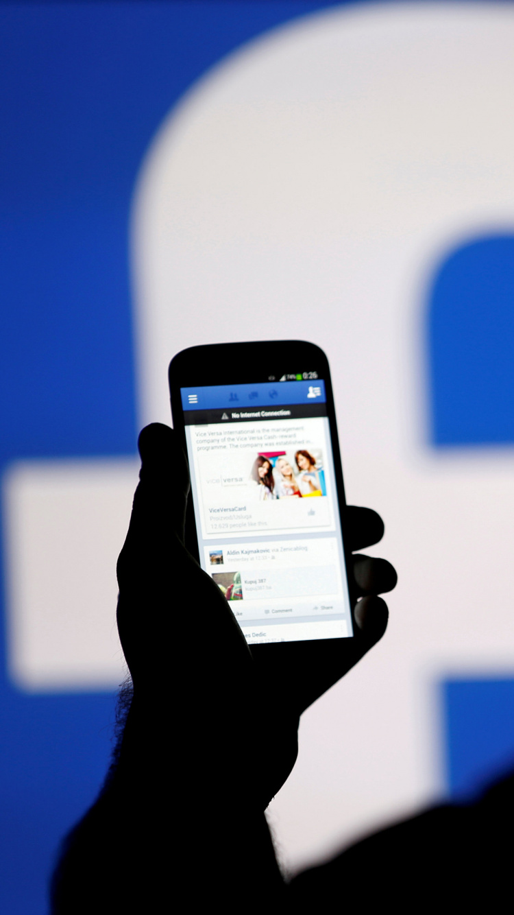 Person, Die Ein Schwarzes Smartphone Hält Und Ein Foto Von Weißer Und Blauer Herzillustration Macht. Wallpaper in 750x1334 Resolution