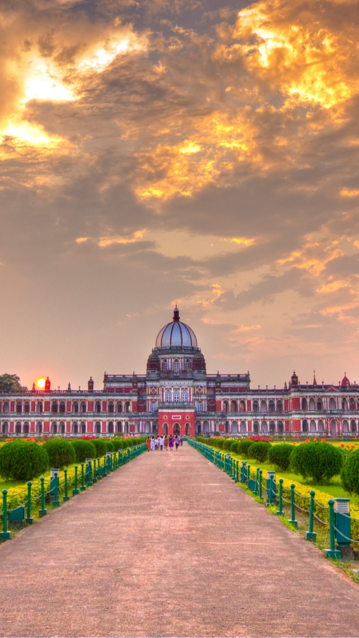 Edificio de Hormigón Blanco y Marrón Bajo un Cielo Nublado Durante el Día. Wallpaper in 720x1280 Resolution