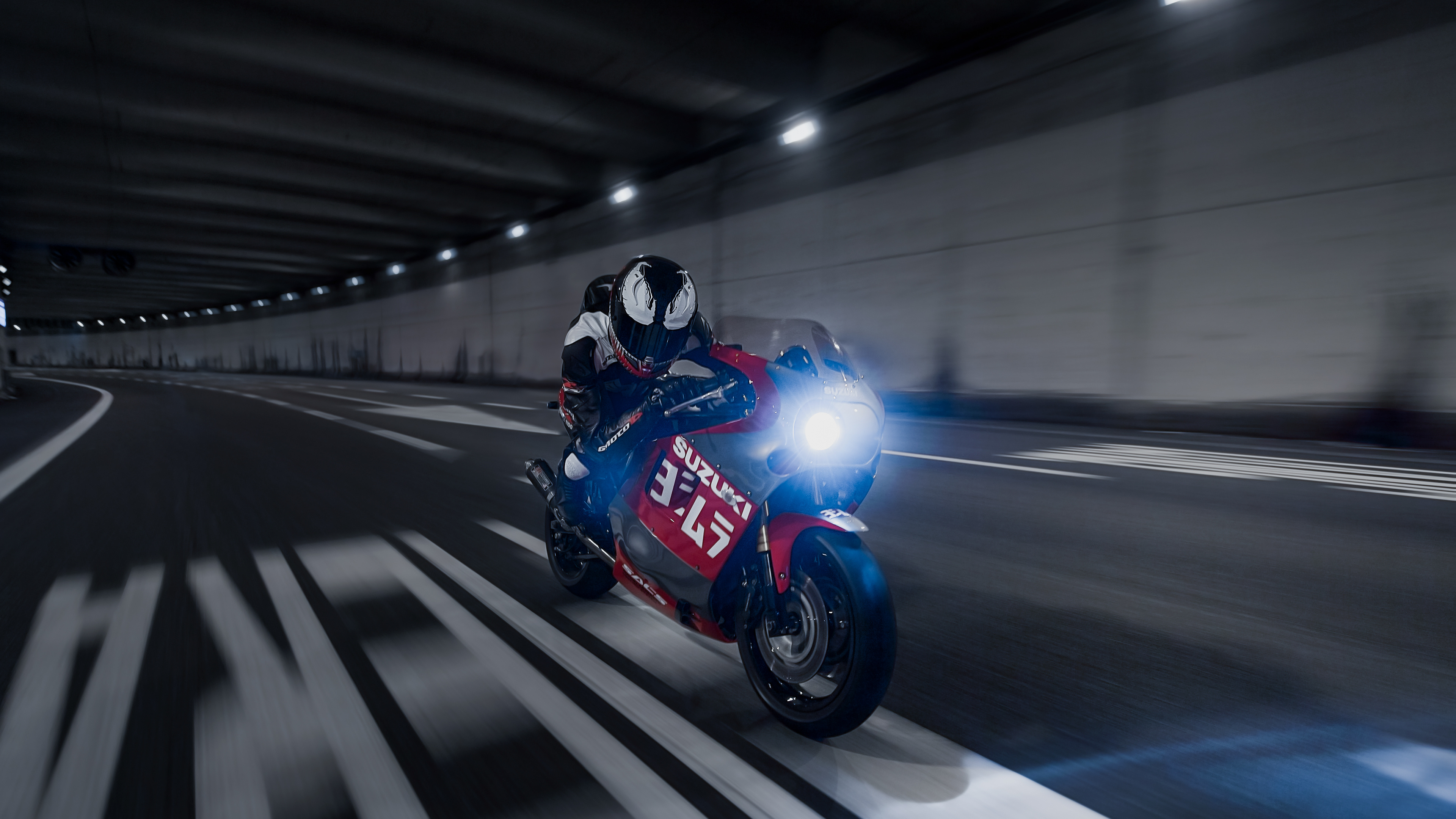 Hombre en Casco de Motocicleta Azul y Negro Montado en Bicicleta Deportiva Roja. Wallpaper in 3840x2160 Resolution