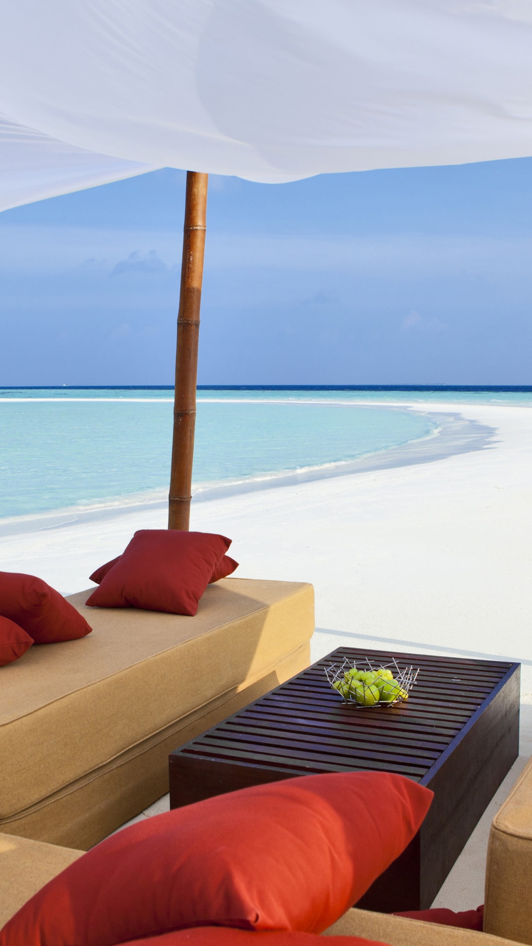 Coussin Rouge Sur Canapé Marron. Wallpaper in 1080x1920 Resolution