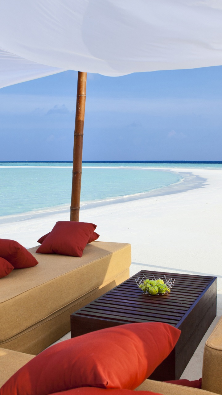 Coussin Rouge Sur Canapé Marron. Wallpaper in 720x1280 Resolution