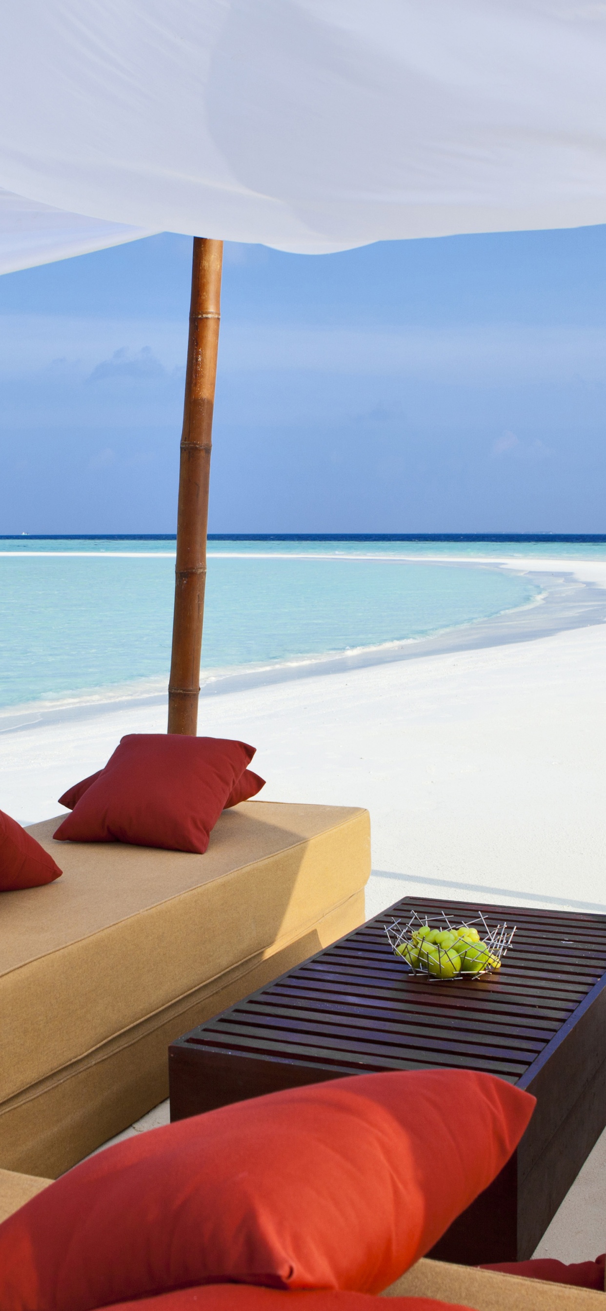 Rotes Kissen Auf Brauner Couch. Wallpaper in 1242x2688 Resolution