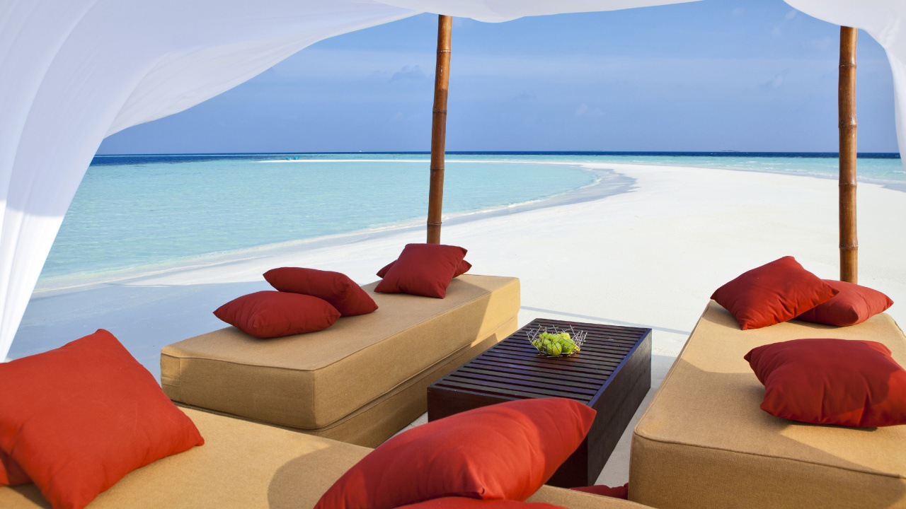 Rotes Kissen Auf Brauner Couch. Wallpaper in 1280x720 Resolution