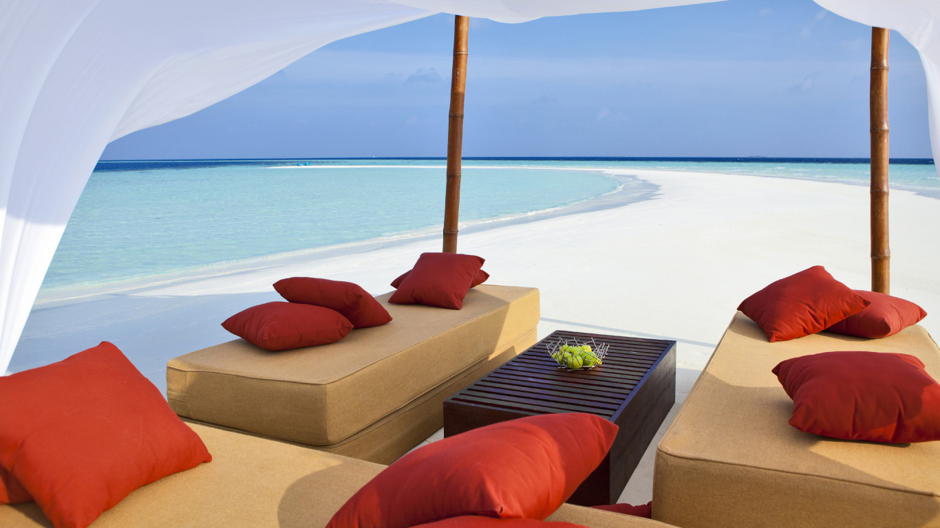 Rotes Kissen Auf Brauner Couch. Wallpaper in 1366x768 Resolution