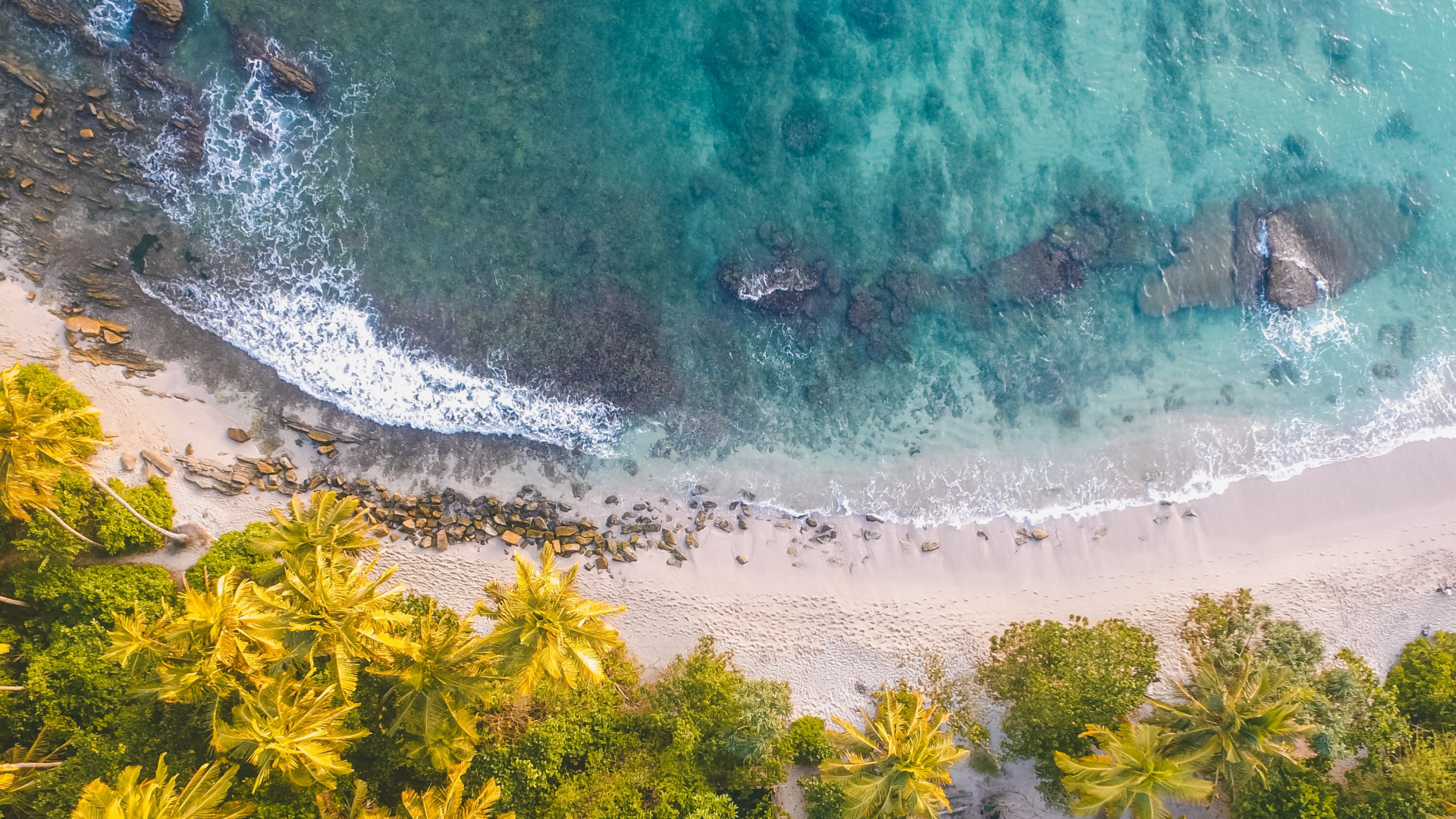 Disparo de Dron en la Playa, Playa, Arena, Orilla, Agua. Wallpaper in 1920x1080 Resolution