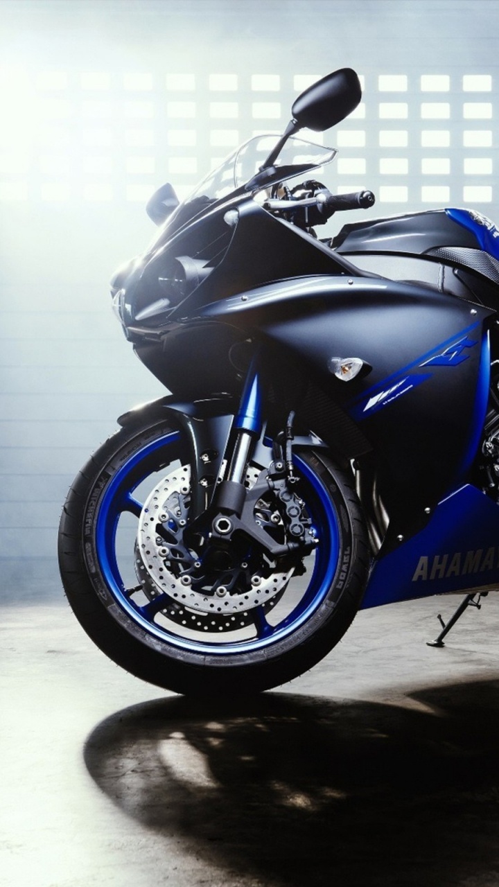 Bicicleta Deportiva Bmw Negra y Azul. Wallpaper in 720x1280 Resolution