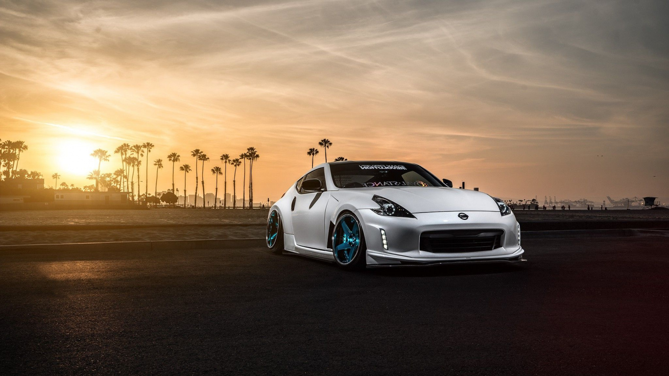 Weißer Porsche 911 Unterwegs Bei Sonnenuntergang. Wallpaper in 1366x768 Resolution