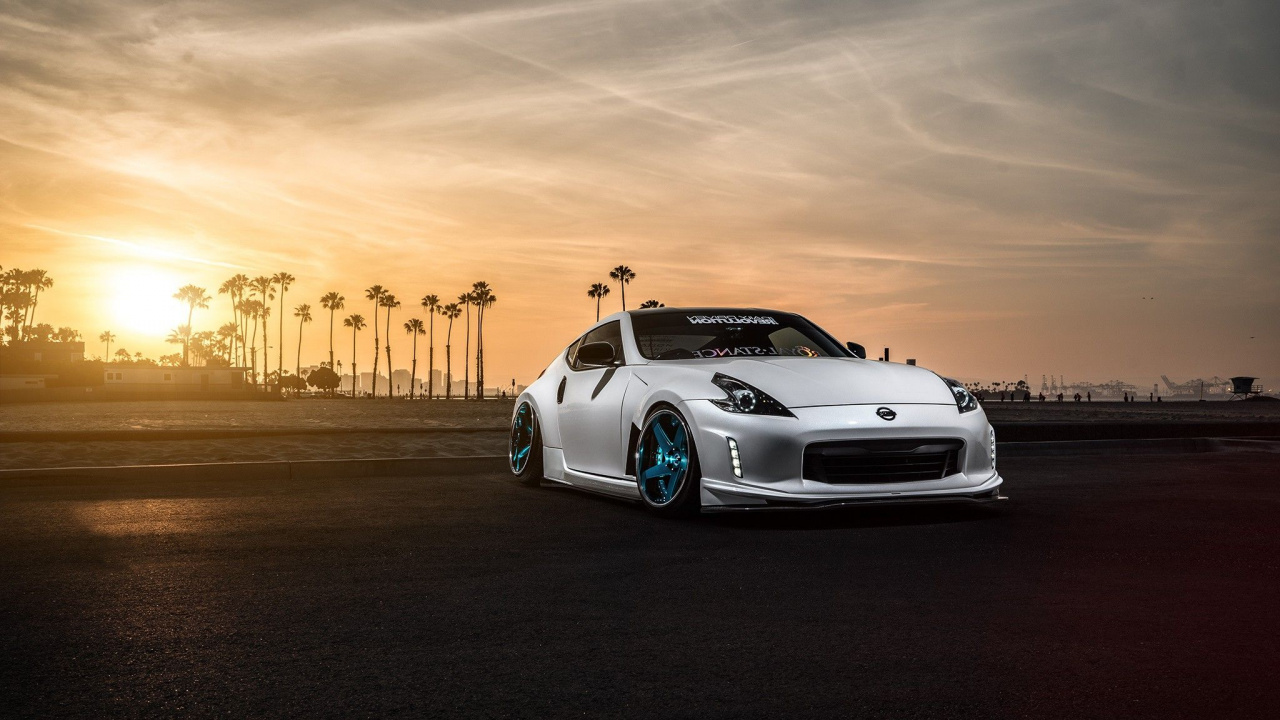 Porsche 911 Blanco en la Carretera Durante la Puesta de Sol. Wallpaper in 1280x720 Resolution