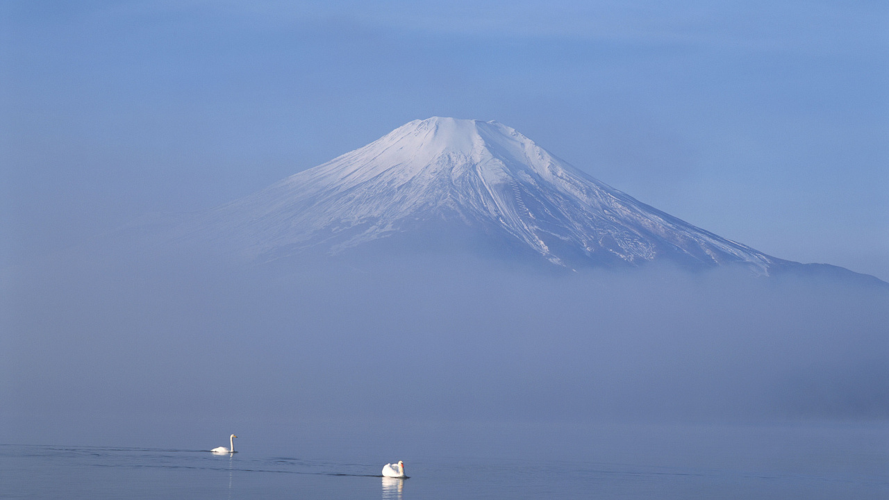 Montagne Blanche et Noire Près D'un Plan D'eau Pendant la Journée. Wallpaper in 1280x720 Resolution