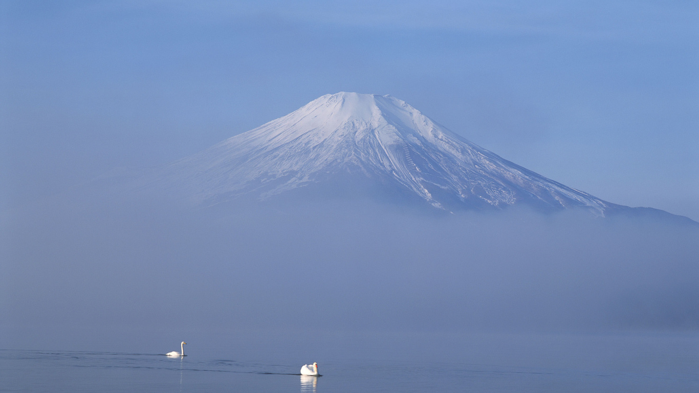 Montagne Blanche et Noire Près D'un Plan D'eau Pendant la Journée. Wallpaper in 1366x768 Resolution