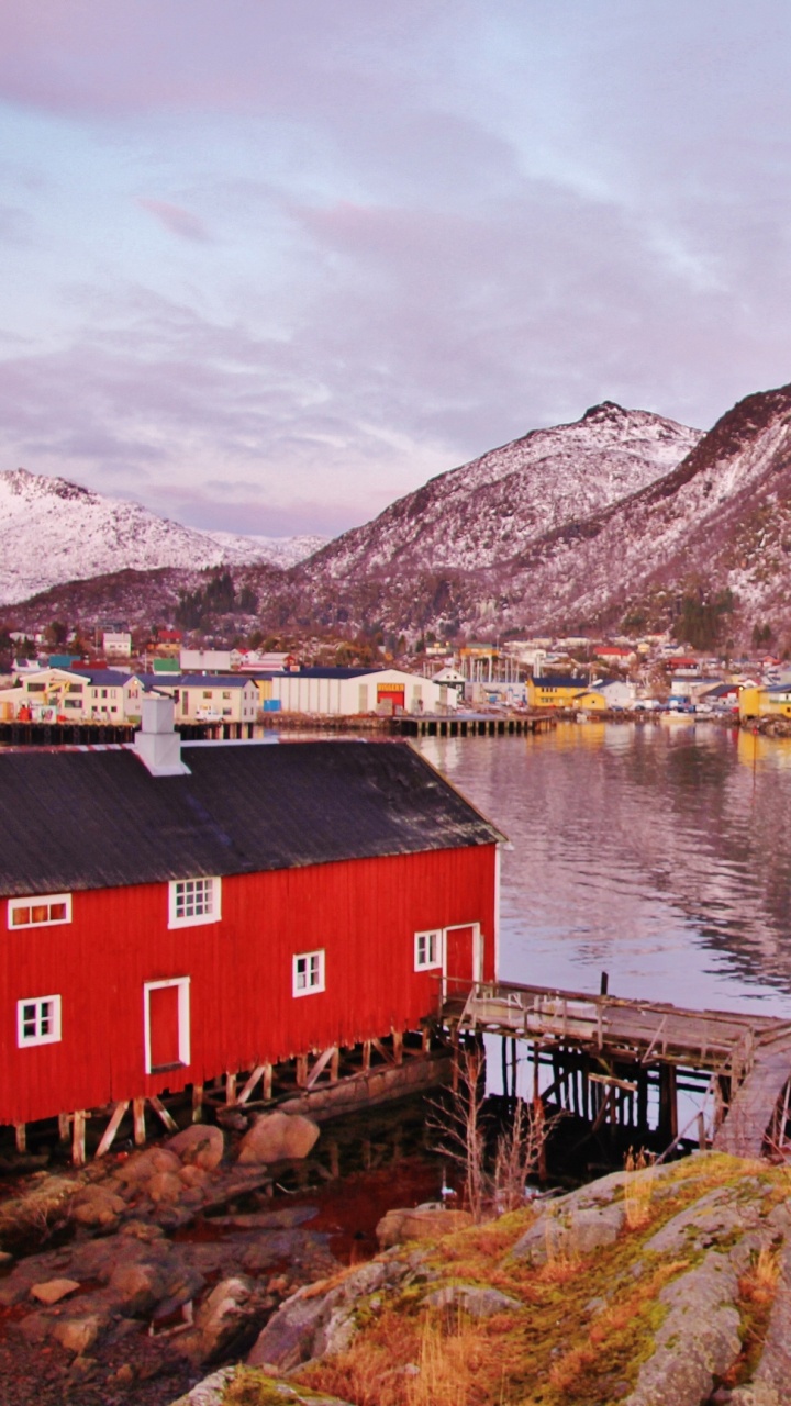 Rot-weißes Haus in Der Nähe Von See Und Berg. Wallpaper in 720x1280 Resolution