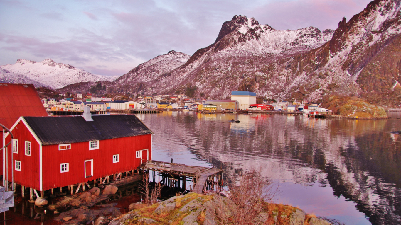 Casa Roja y Blanca Cerca Del Lago y la Montaña. Wallpaper in 1366x768 Resolution