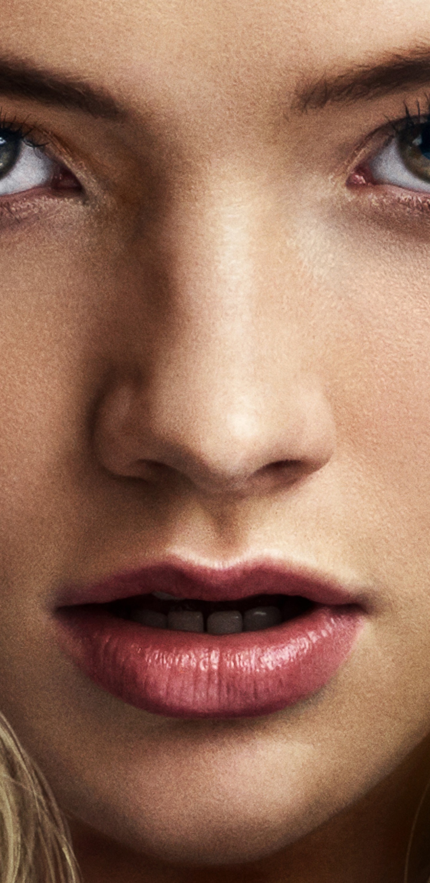 Femme Blonde Aux Cheveux Blonds. Wallpaper in 1440x2960 Resolution