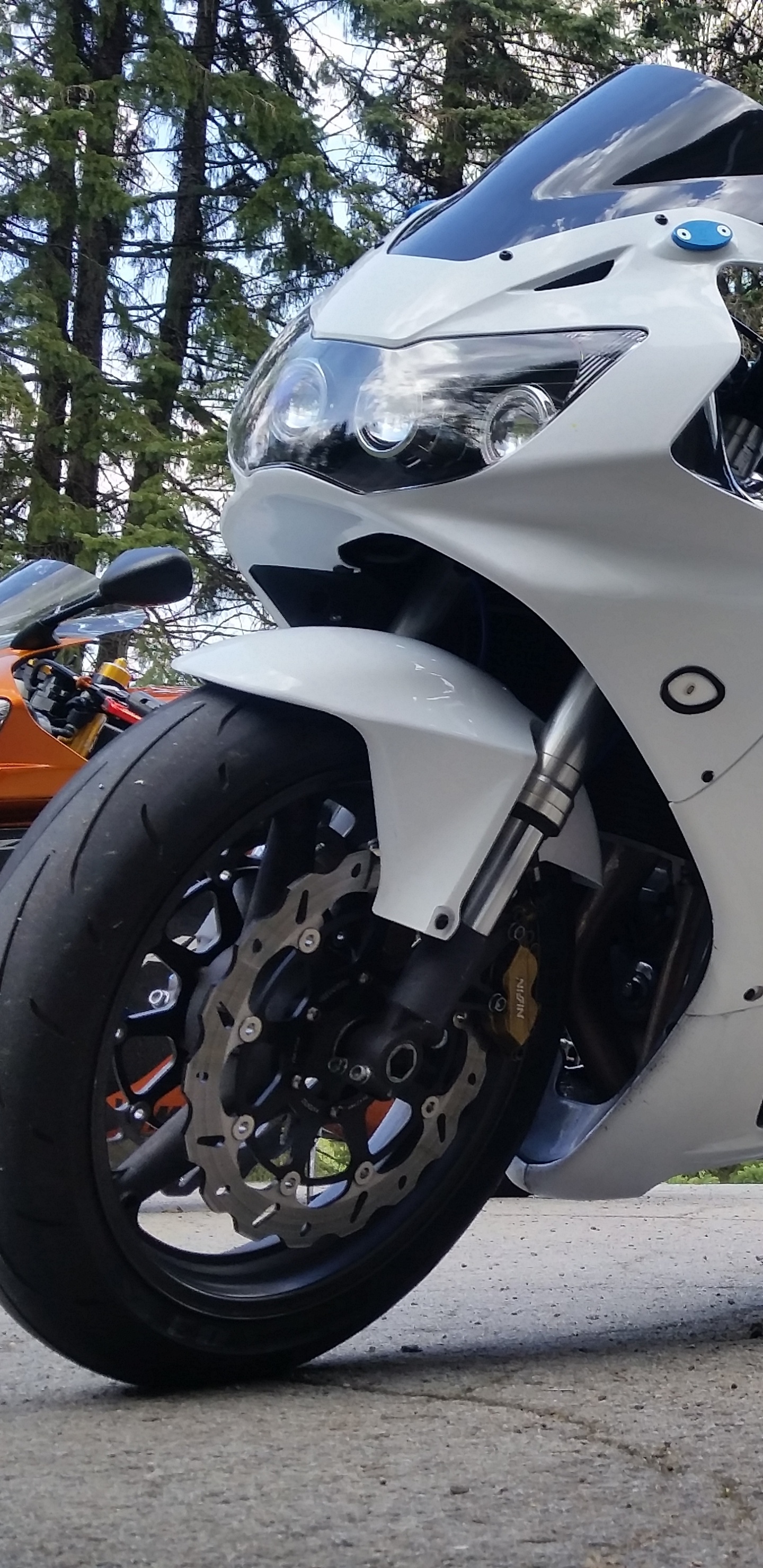 Vélo de Sport Blanc et Noir Garé Sur un Chemin de Terre Pendant la Journée. Wallpaper in 1440x2960 Resolution