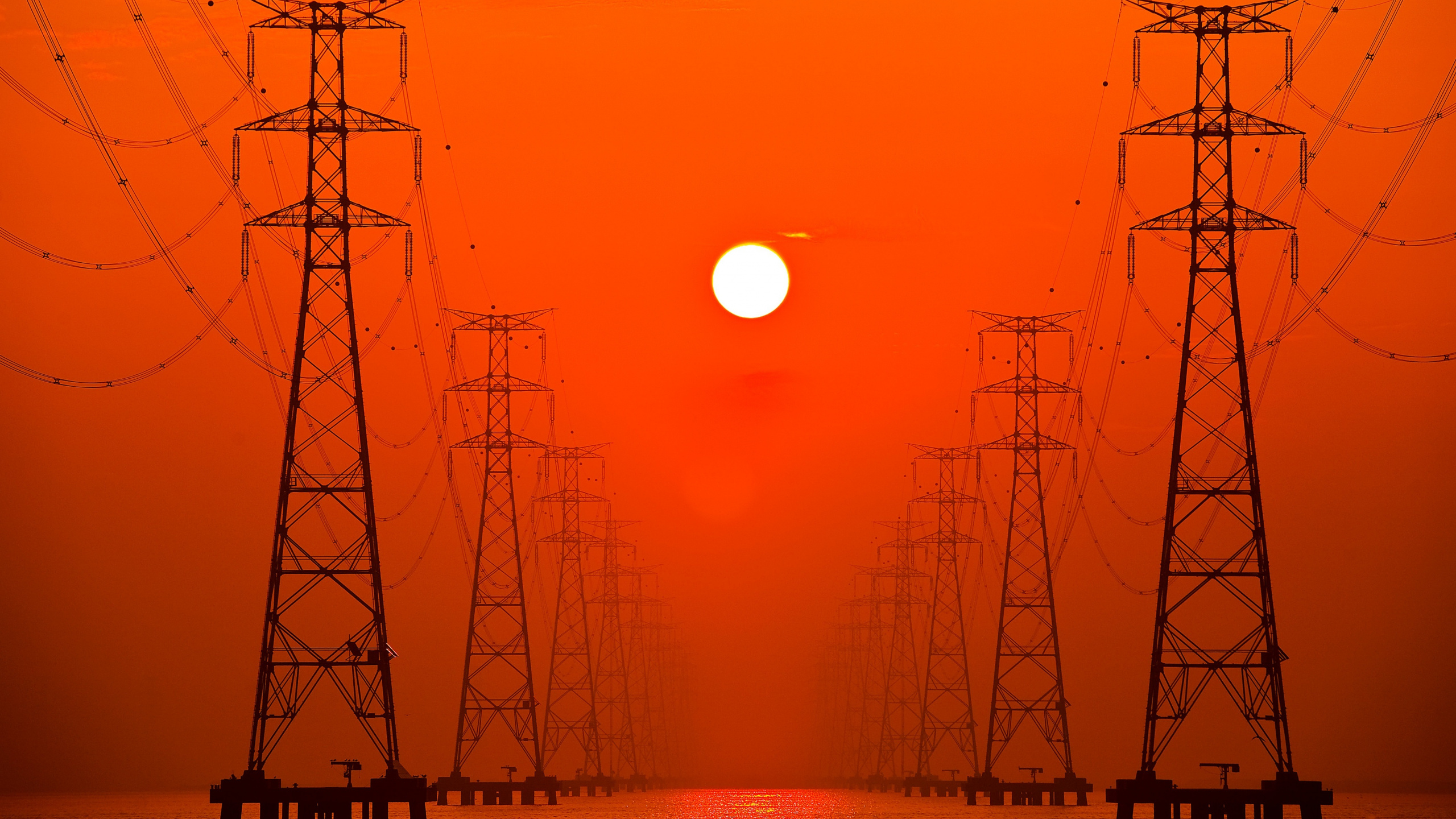 Silueta de Torre Eléctrica Durante la Puesta de Sol. Wallpaper in 2560x1440 Resolution