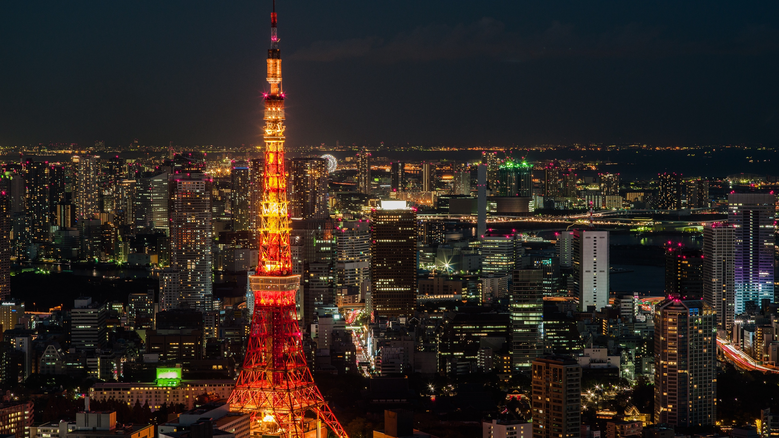 Tour Rouge et Noire Pendant la Nuit. Wallpaper in 2560x1440 Resolution