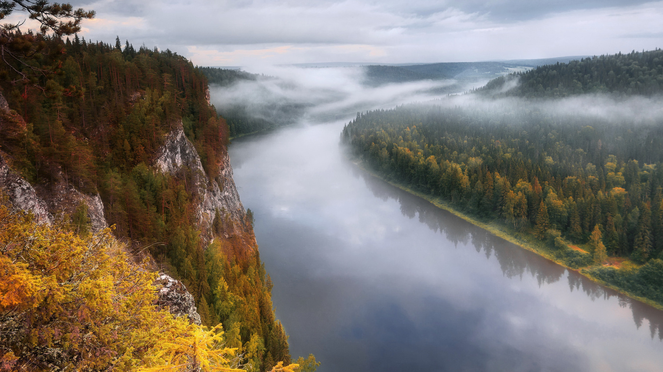 Montagne Verte et Brune à Côté de la Rivière Sous un Ciel Nuageux Pendant la Journée. Wallpaper in 1366x768 Resolution