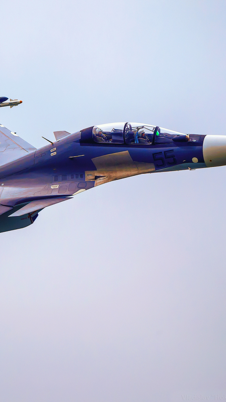 Avion de Chasse Noir et Rouge Dans Les Airs. Wallpaper in 750x1334 Resolution