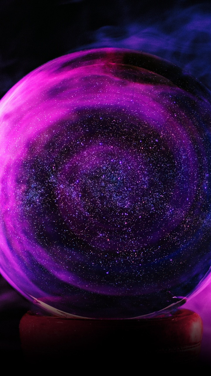 Boule Violette et Bleue Sur Une Table en Bois Marron. Wallpaper in 720x1280 Resolution