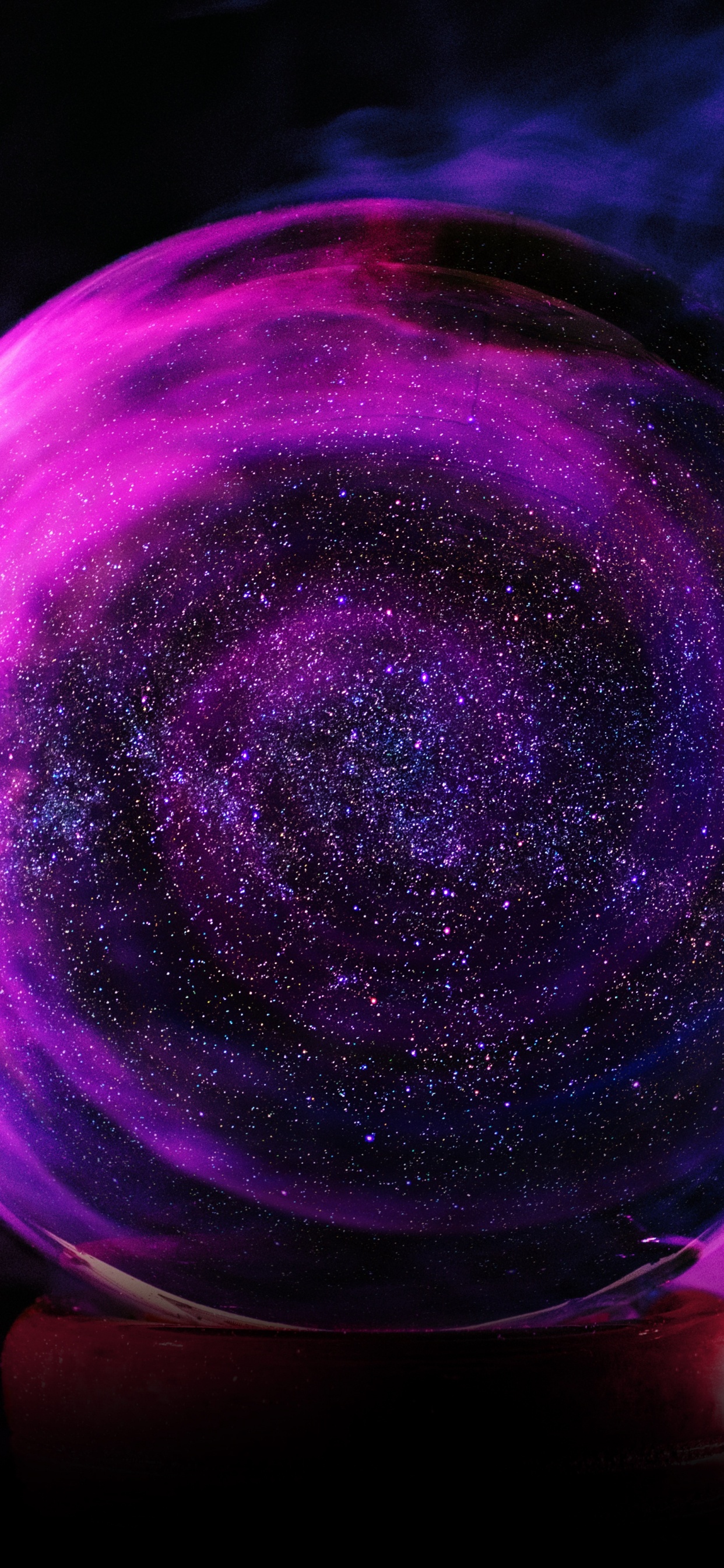 Lila Und Blauer Ball Auf Braunem Holztisch. Wallpaper in 1242x2688 Resolution