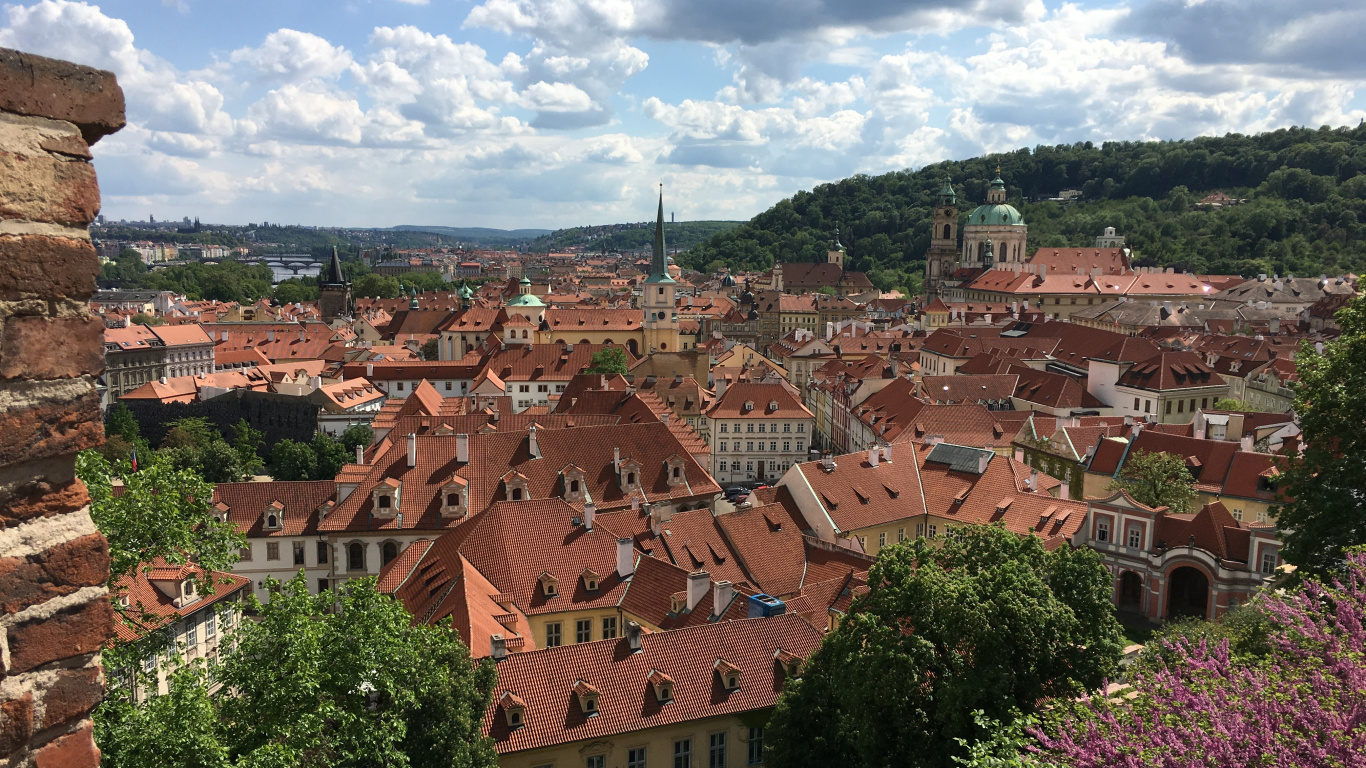 Brown Concrete Houses Under Blue Sky During Daytime. Wallpaper in 1366x768 Resolution