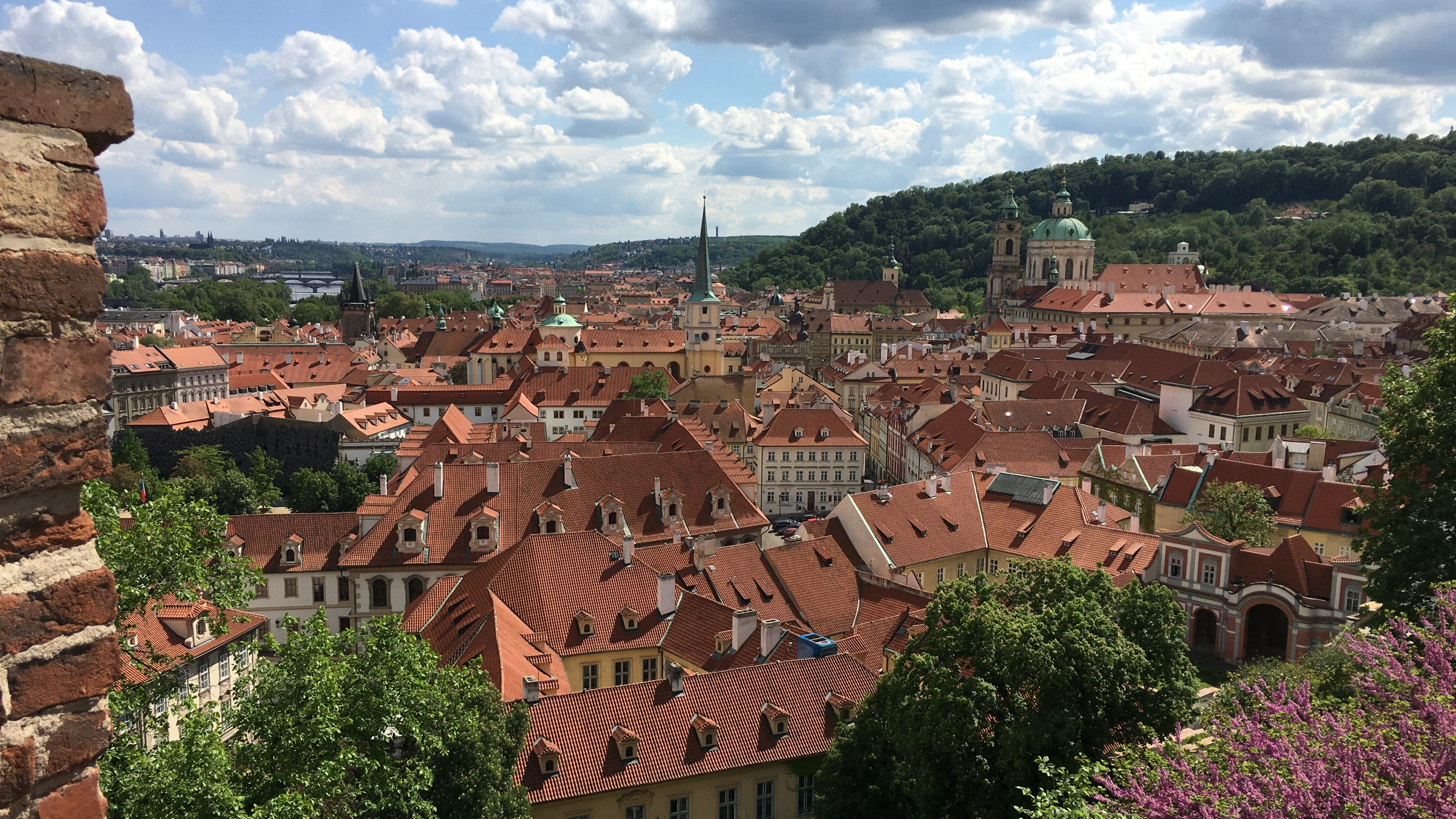 Brown Concrete Houses Under Blue Sky During Daytime. Wallpaper in 3840x2160 Resolution