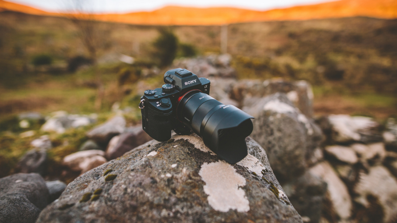 Black Dslr Camera on Rock. Wallpaper in 1280x720 Resolution