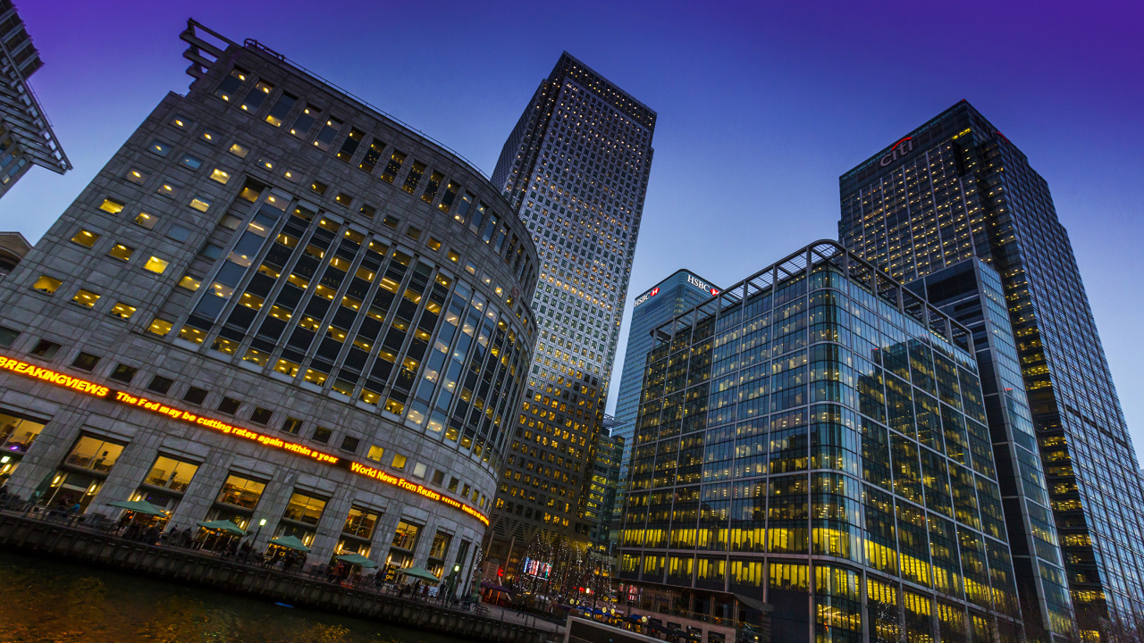 Graues Betongebäude in Der Nacht. Wallpaper in 1280x720 Resolution