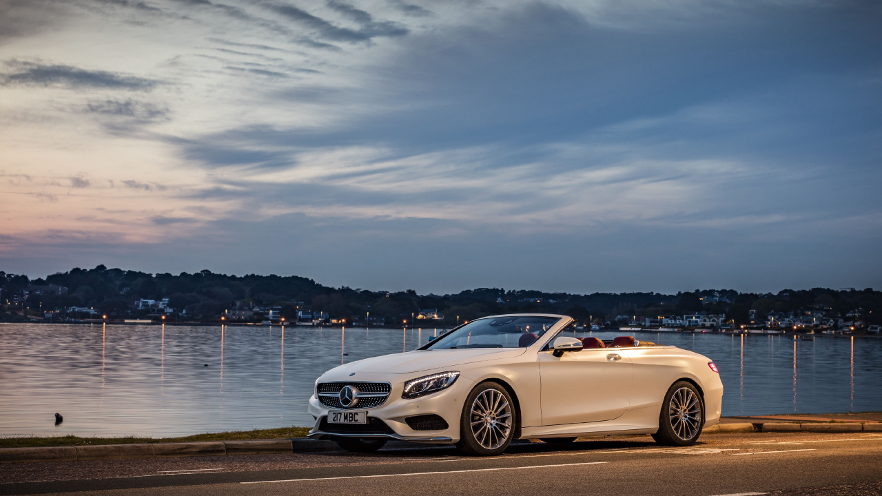 Weißes Mercedes-Benz-Coupé, Das Tagsüber in Der Nähe Eines Gewässers Geparkt Ist. Wallpaper in 1280x720 Resolution