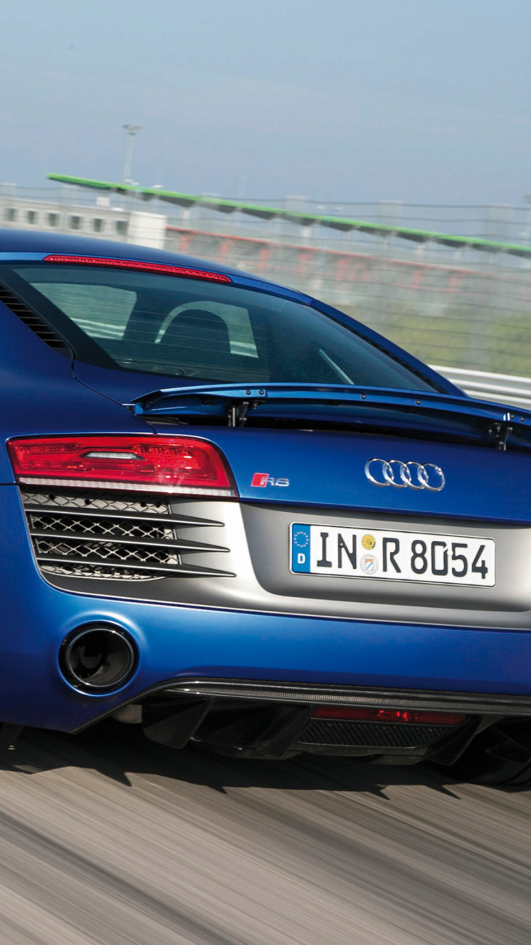 Blauer Audi r 8 Tagsüber Unterwegs. Wallpaper in 750x1334 Resolution