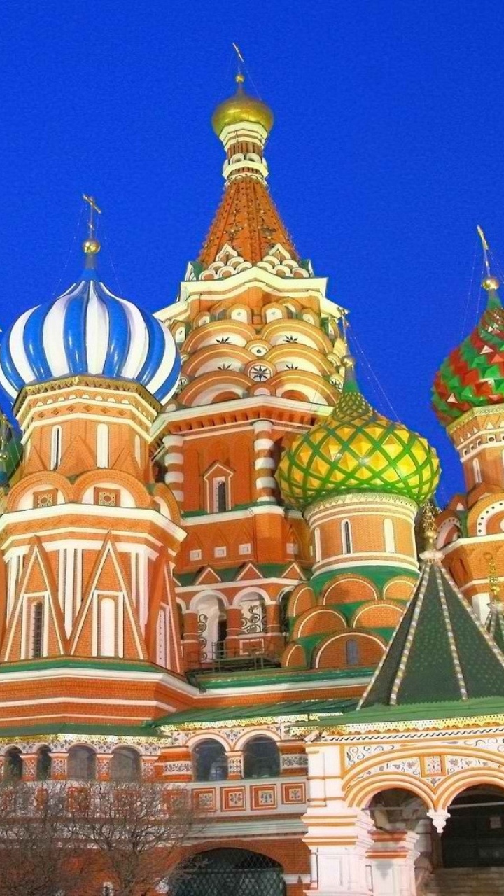 Edificio de Hormigón Amarillo y Verde Bajo un Cielo Azul Durante el Día. Wallpaper in 720x1280 Resolution