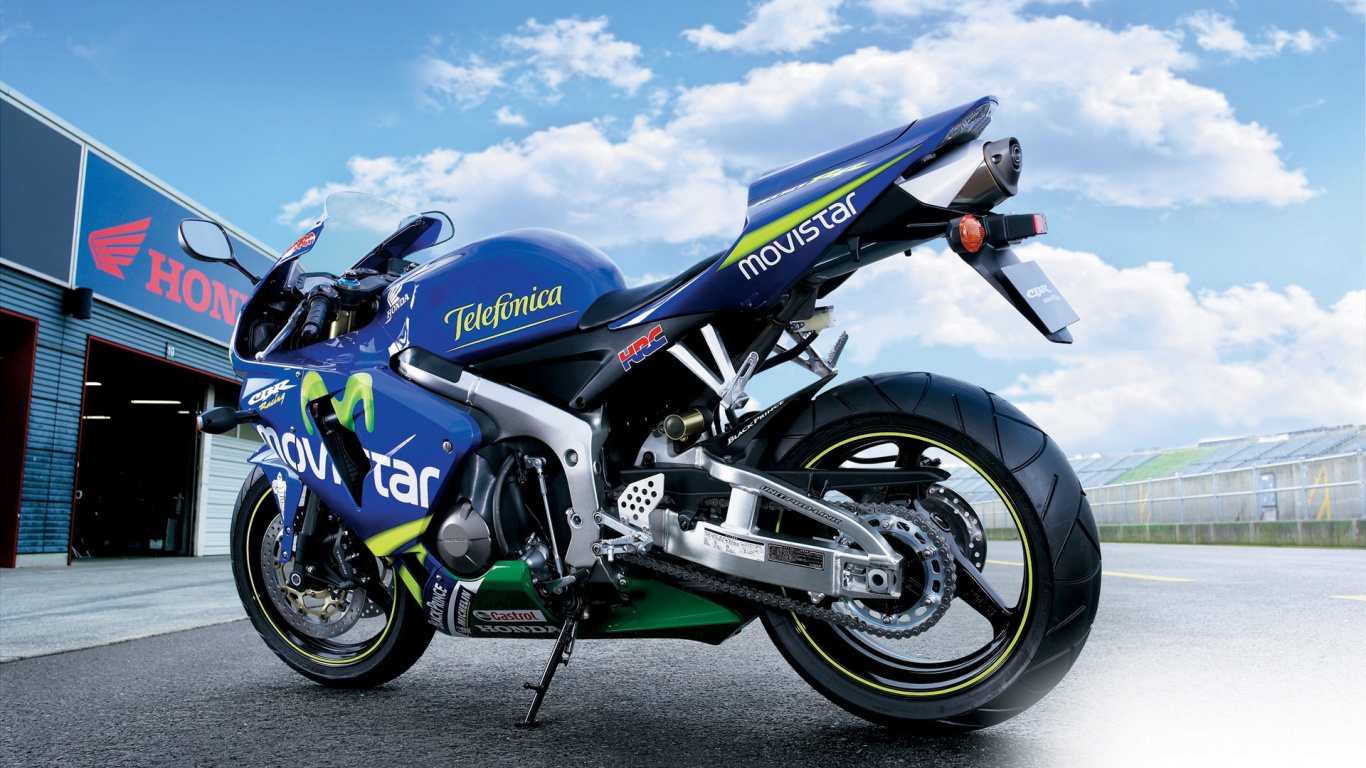 Blaues Und Schwarzes Honda Sportrad. Wallpaper in 1366x768 Resolution