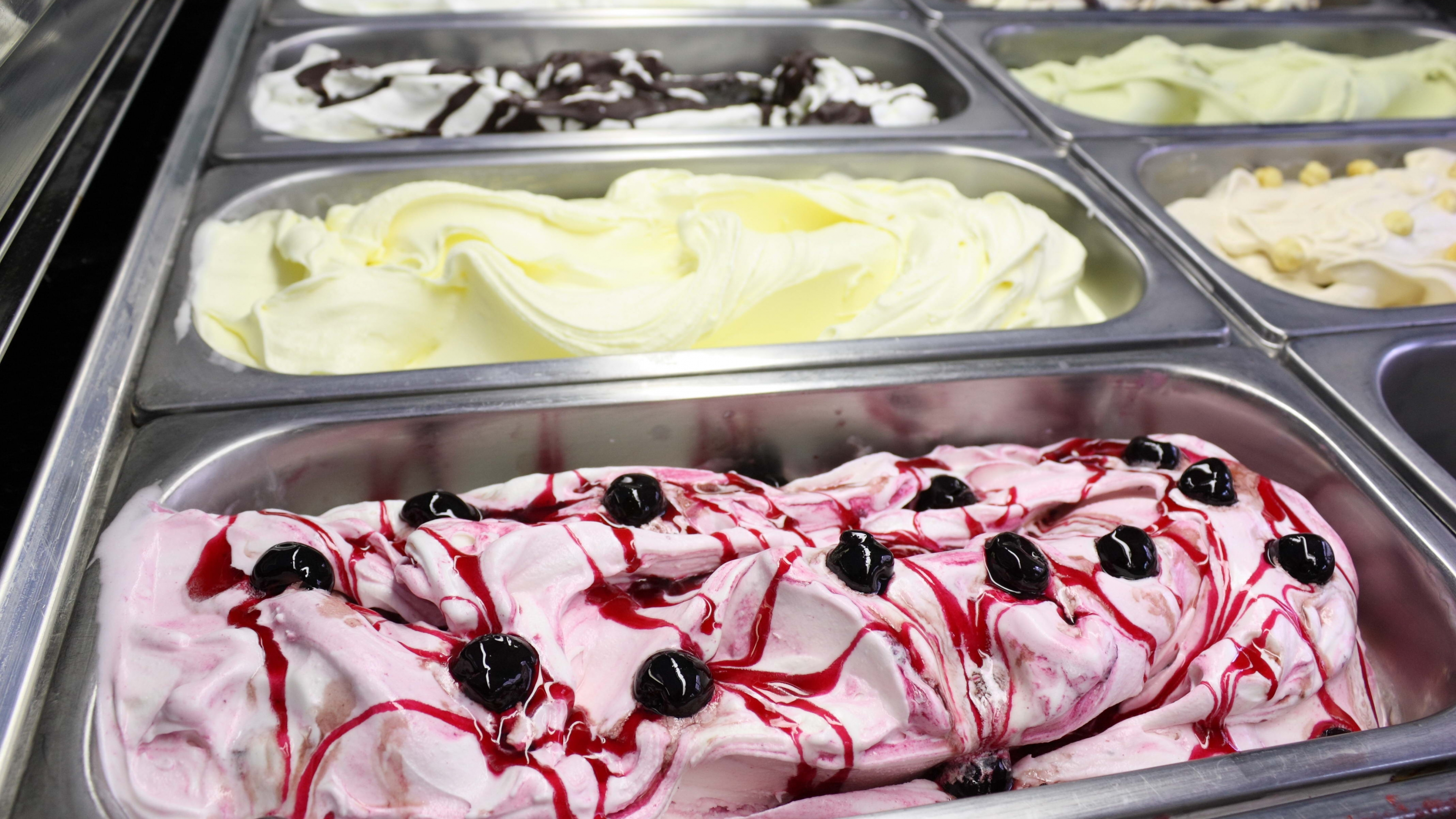 Glace Blanche Avec Fraise Sur le Dessus. Wallpaper in 3840x2160 Resolution