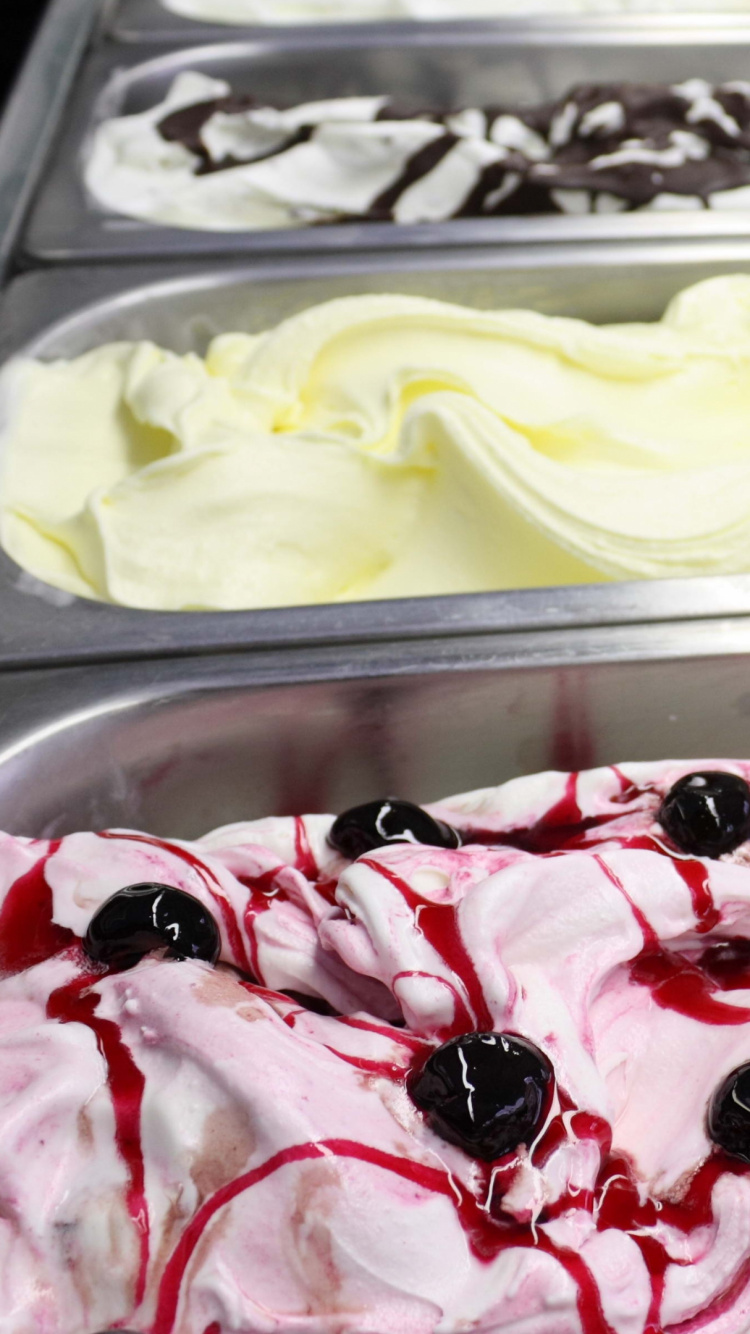 Glace Blanche Avec Fraise Sur le Dessus. Wallpaper in 750x1334 Resolution