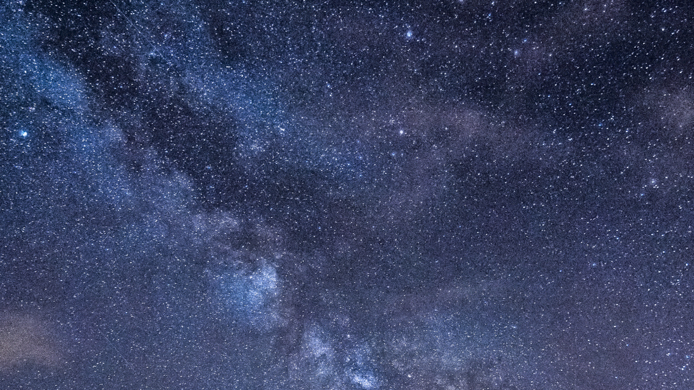 Montagne Noire et Blanche Sous la Nuit Étoilée. Wallpaper in 1366x768 Resolution