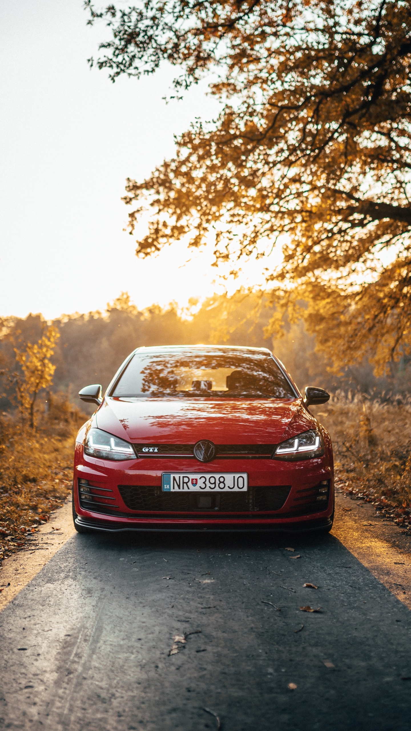 Rotes Auto Auf Unbefestigter Straße Tagsüber. Wallpaper in 1440x2560 Resolution