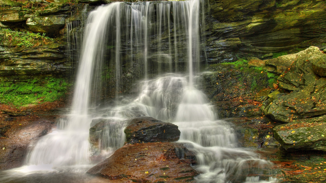 L'eau Tombe Sur la Roche Brune. Wallpaper in 1366x768 Resolution